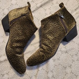 SO UNIQUE!! SHINY OLIVE GREEN FAUX VELVET ANKLE BOOTIES W/ BLACK SPECKS/CHEETAH